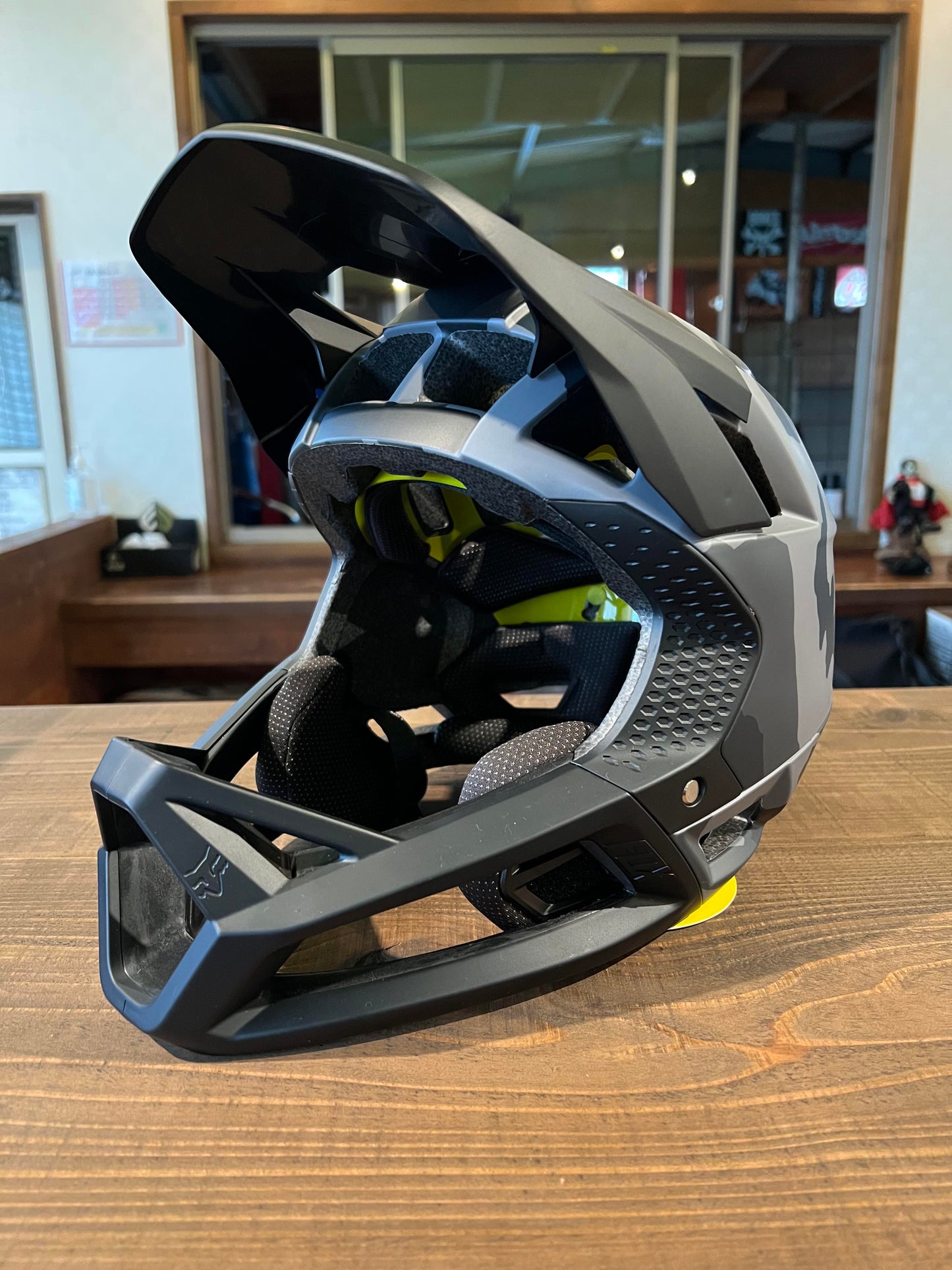 FOX フォックス PROFRAME プロフレーム Mサイズ BLACK 黒 迷彩柄 BMX ヘルメット 男女兼用 正規代理店契約商品 ■