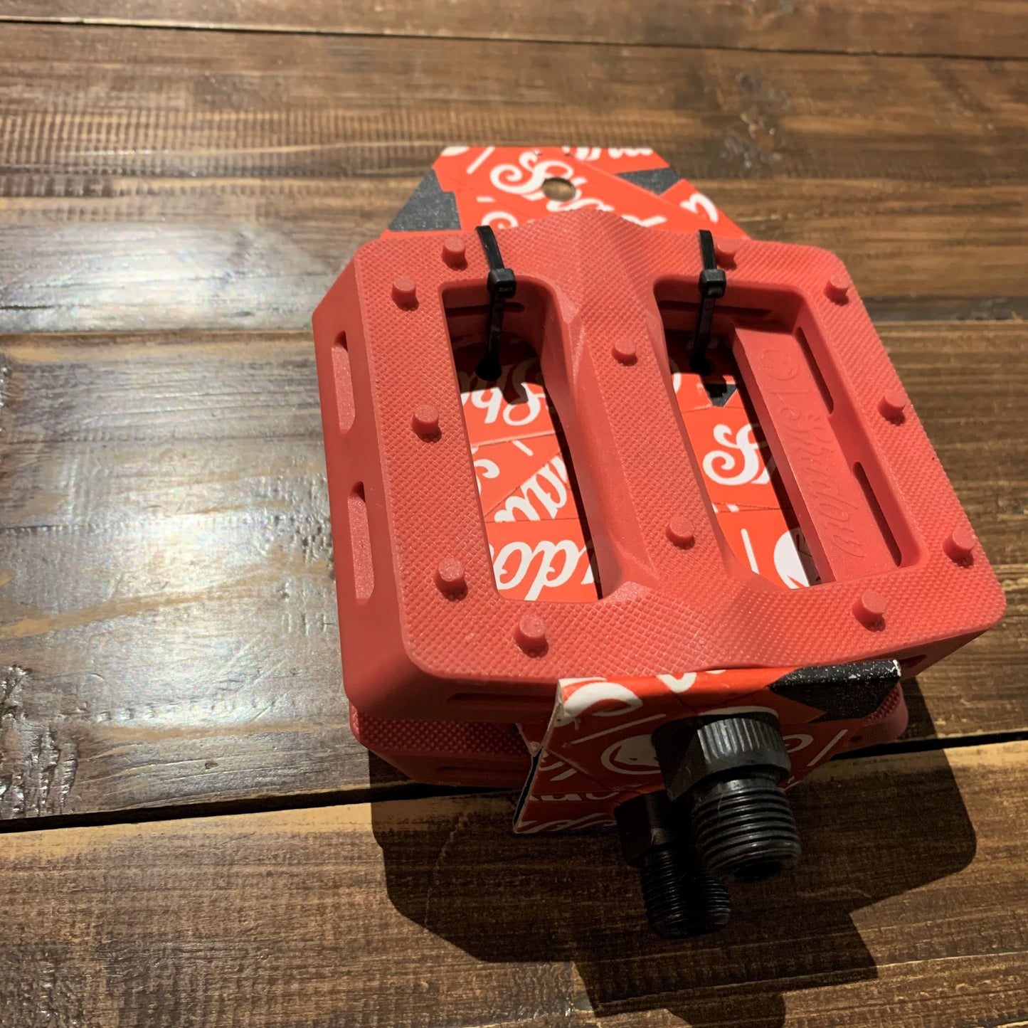送料無料 THE SHADOW CONSPIRACY シャドー 自転車 ペダル 大人サイズ おすすめ SURFACE PLASTIC PEDAL CRIMSON RED 赤 BMX パーツ 通販