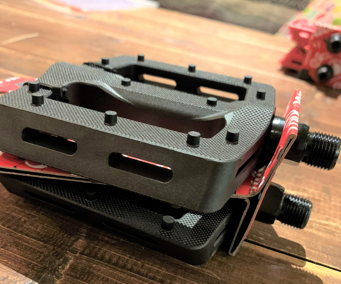 ★送料無料 BMX 自転車 ペダル 黒 THE SHADOW CONSPIRACY シャドー SURFACE PLASTIC PEDAL BLACK BMX カスタム BMX 用品 通販■