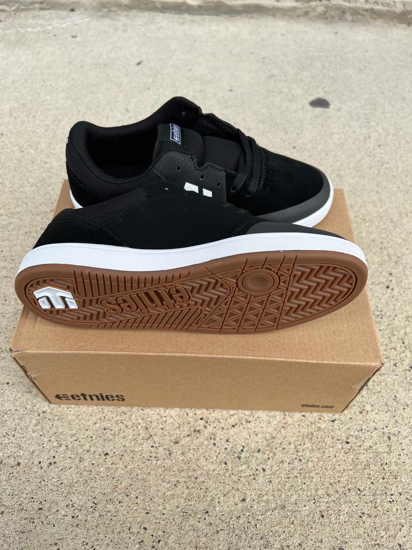 ETNIES エトニーズ KIDS MARANA BLACK/WHITE/GUM BMX SKATEBOARD シューズ 正規代理店契約商品 ■