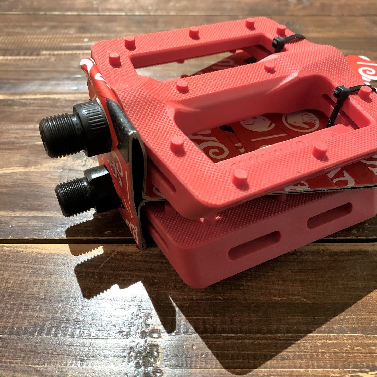 送料無料 THE SHADOW CONSPIRACY シャドー 自転車 ペダル 大人サイズ おすすめ  SURFACE PLASTIC PEDAL CRIMSON RED 赤 BMX パーツ 通販